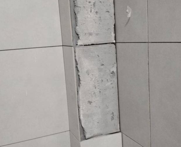 西乡塘瓷砖空鼓维修公司分享下瓷砖施工前基层浇水润湿程度不足，可能导致以下问题