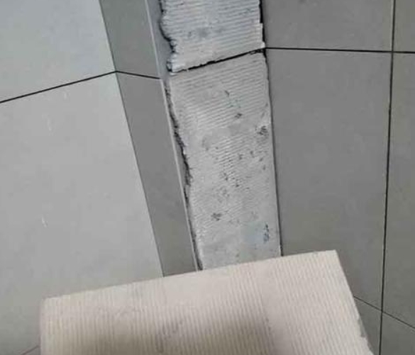西乡塘瓷砖空鼓维修公司分享下厨房瓷砖脱落的补救措施。